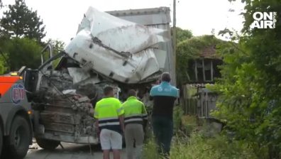 Турски ТИР се вряза в къща във Врачанско и я разруши наполовина