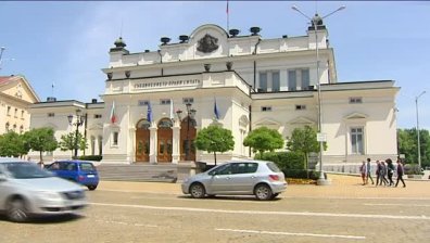Парламентът заседава извънредно на 18 октомври 