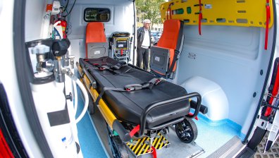 Автобус с 13 пътници се обърна в канавка край Панагюрище