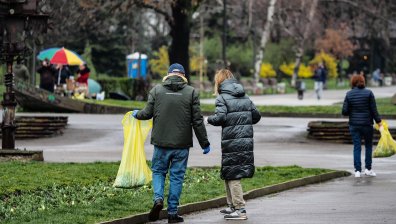 Малки и големи се събраха да почистят столичния парк "Заимов" (СНИМКИ)
