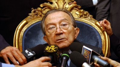 Италия се сбогува с най-скандалния си политик