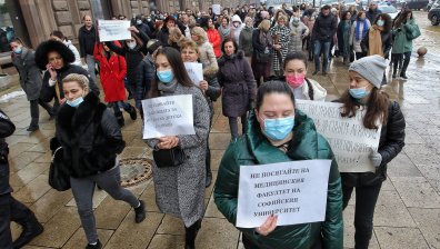 Медици от болница "Лозенец" блокираха центъра на София, протестират пред МЗ
