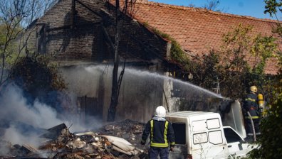 Пламна изоставена постройка в центъра на София