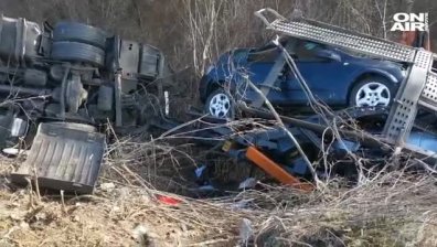 Автовоз се преобърна на пътя Русе-Бяла и потроши няколко коли