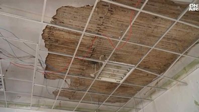 Врани унищожават покрива на горялата преди месеци гимназия в Трявна