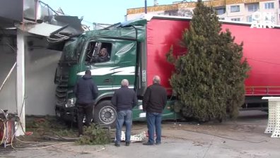 Шофьорът на ТИР-а, забил се в автомивка в Пазарджик, е употребил алкохол