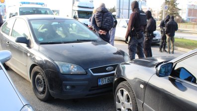 Иззеха голямо количество наркотици, трима души са задържани