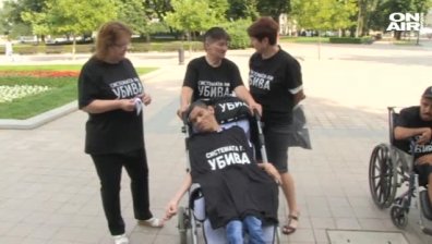 Палатковият лагер остава, от министерството не знаят колко са хората с увреждания!