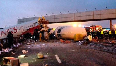 Пътнически самолет се разби на магистрала край Москва