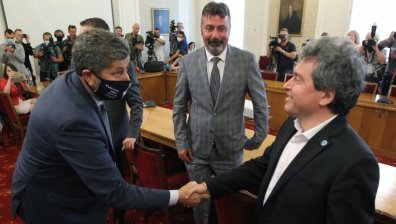 Тошко Йорданов и Христо Иванов си стиснаха ръцете, започват преговори