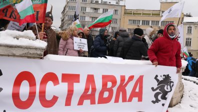 "Възраждане" продължава с протестите пред НС, искат оставка на правителството