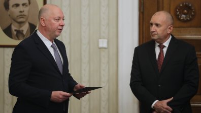 Румен Радев връчи мандата на Росен Желязков, той го върна изпълнен