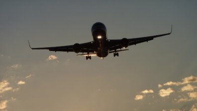 Бум на желаещи да летят, но няма достатъчно самолети, превозвачи с крайни мерки