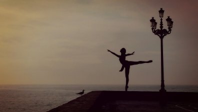 Жена изуми света с италиански народен танц на площад в Лече (+Видео)