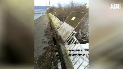Парапет от надлез надвисна над жп линията София-Варна