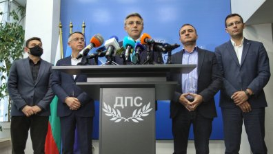 Председателят на ДПС Мустафа Карадайъ даде изявление в централата на партията