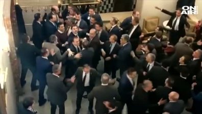 Меле в турския парламент след одобрен спорен закон