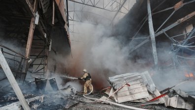 Двама души загинаха при руски обстрели в Украйна през нощта