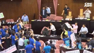 Протест в парламента на Тайван прерасна в масов бой