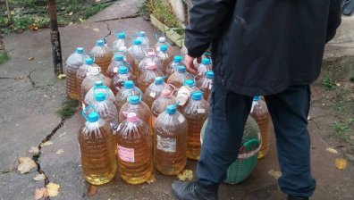 Директно от избата: МВР иззе над 1 тон ракия без бандерол
