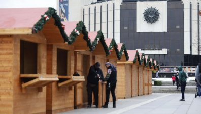 Градът се преобразява – София подготвя Коледния базар (СНИМКИ)
