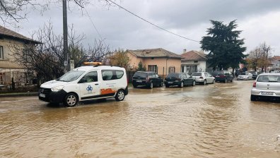 Бедствено положение в Петрич и Сандански заради проливните дъждове (ВИДЕО)