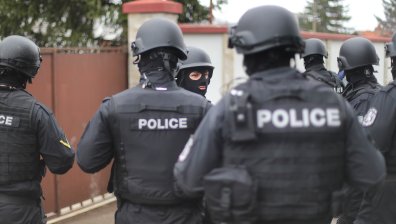 МВР откри близо 10 хил. флакона и 30 хил. патрона с райски газ в склад в Пловдив