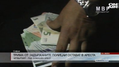 Трима от задържаните за каналджийство полицаи остават в ареста