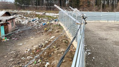 В София: Нов паркинг за отнети коли на фона на тонове боклуци (СНИМКИ)
