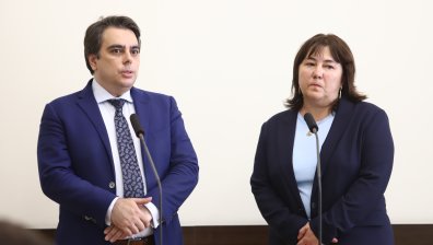 Край на свръхпечалбите? Велкова гони 3% дефицит, Асен Василев ѝ отговори