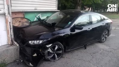Тежка катастрофа в София, кола се заби в сграда в кв. "Западен парк"