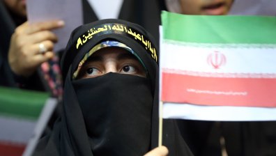 Все повече иранки дръзват да носят забрадките си на раменете