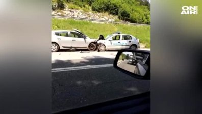 Двама души починаха след челен удар между автомобил и патрулка (Обновена)