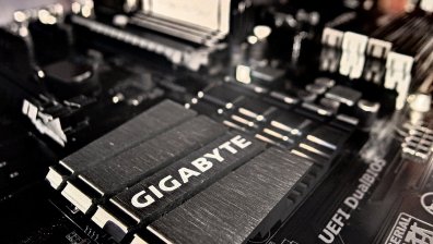 Intel доставя процесори за 100 млн. компютри за изкуствен интелект