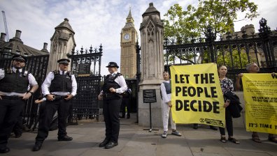 Екоактивисти се залепиха за стол в британския парламент (ВИДЕО)