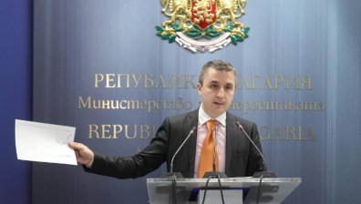 Николов подава оставка утре, но готов ли е да се върне като министър на Кирил Петков?