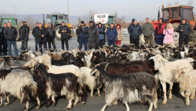 Земеделците продължават с пътните блокади, чакат новите преговори