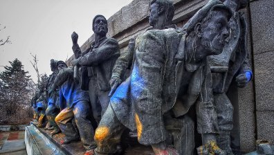 Паметник на загинали съветски войници в София осъмна с надпис "Спрете Путин"