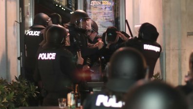 Полицаи нахлуха в заведение в Министерството на спорта и извършиха масови арести
