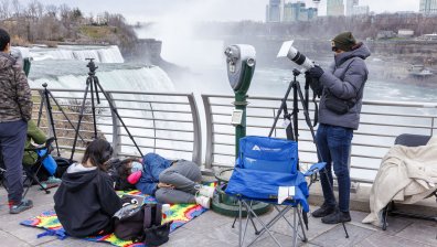 Милиони хора тръпнат в очакване на пълното слънчево затъмнение