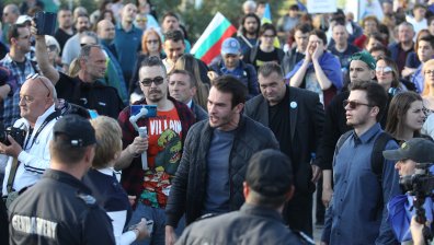 Посипаха с боя руското посолство, протестиращи опитаха да пробият полицейския кордон