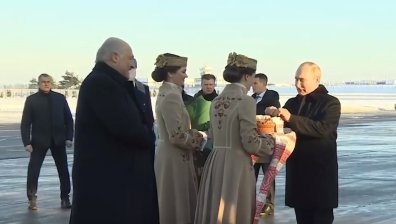 Путин кацна при Лукашенко, посрещна го с хляб и сол