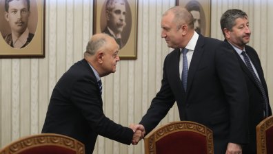 Радев: Връчвам третия мандат след Нова година, за да има избори през март