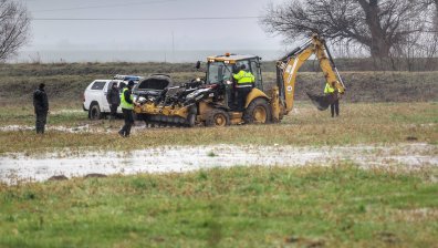Трето денонощие спасяват хора и къщи от придошлите води