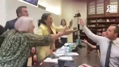 Шамари между депутати в РСМ, хвърчат чаши с кафе и тефтери (+ВИДЕО)