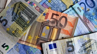 Еврото се срива и се доближава до паритет с долара