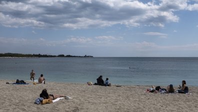 Магазини за дрехи отвориха в Гърция, готвят план за спасяване на летния сезон