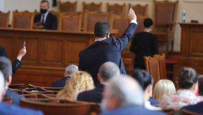 Социолог: Започна разпад на ядрата на партиите, избирателните нагласи се променят