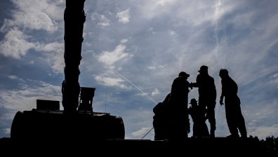 Танк уцели кола при случайна стрелба в Германия