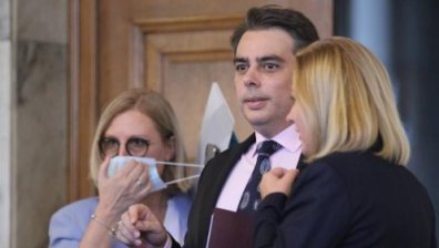 Асен Василев за пенсиите: Приеха се две взаимноизключващи се предложения